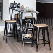 Ipari, loft stílusú, natúr színű fa ülőkével kialakított, fekete színű fém bárszék.