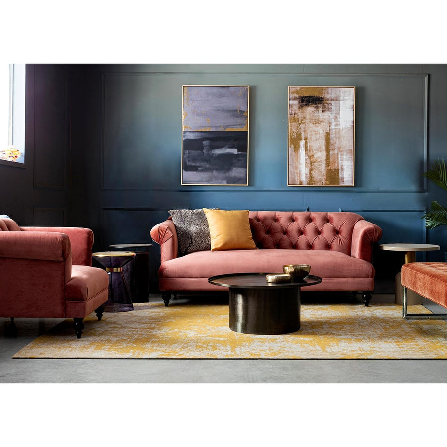 Modern, kortárs stílusú, fekete színű, nikkelezett acélból készült, kör alakú dohányzóasztal., kék színű modern szobában.