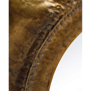 Szecessziós stílusú, antikolt felületű, óarany színű, kör alakú, kézműves fém falitükör közeli részlet képe