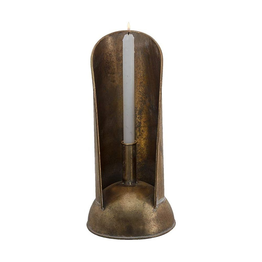 Antikolt felületű, rézszínű fémből készült, 16 cm átmérőjű és 35 cm magas, vidéki stílusú gyertyatartó.