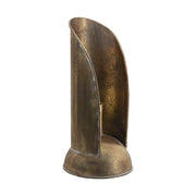 Antikolt felületű, rézszínű fémből készült, 16 cm átmérőjű és 35 cm magas, vidéki stílusú gyertyatartó.