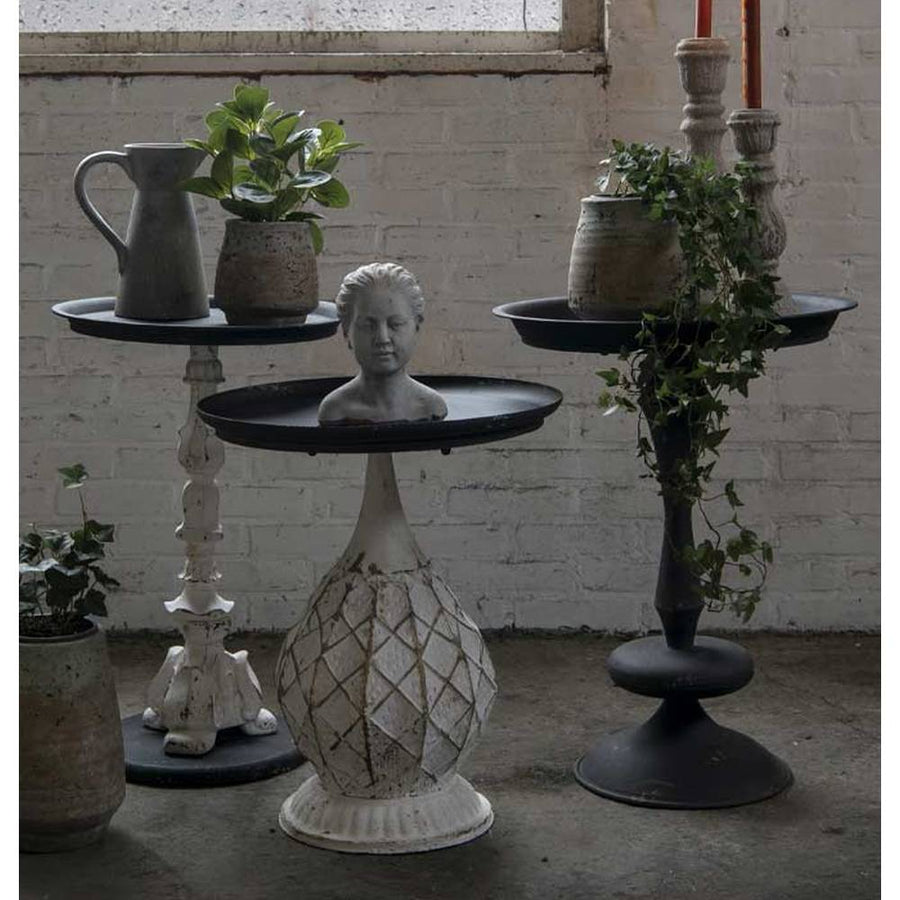 Antikolt felületű, fémből készült, fekete és krém színű lerakó kisasztal.