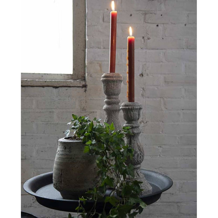 Antikolt felületű, fémből készült, fekete színű lerakó kisasztal.