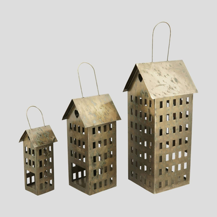 Antikolt felületű, rozsdás színű fémből készült, házikó formájú függeszthető karácsonyi mécsestartó.