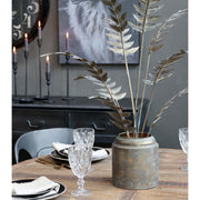 Antikolt felületű, sárgaréz színű fémből készült, páfrány növény dekoráció fém kaspóban.