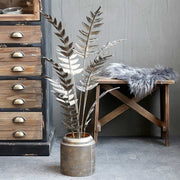 Antikolt felületű, sárgaréz színű fémből készült, páfrány növény dekoráció fém kaspóban.