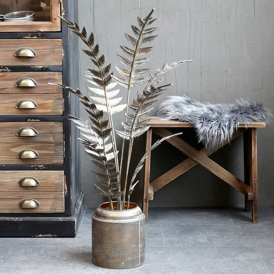 Antikolt felületű, sárgaréz színű fémből készült, páfrány növény dekoráció fém kaspóban.