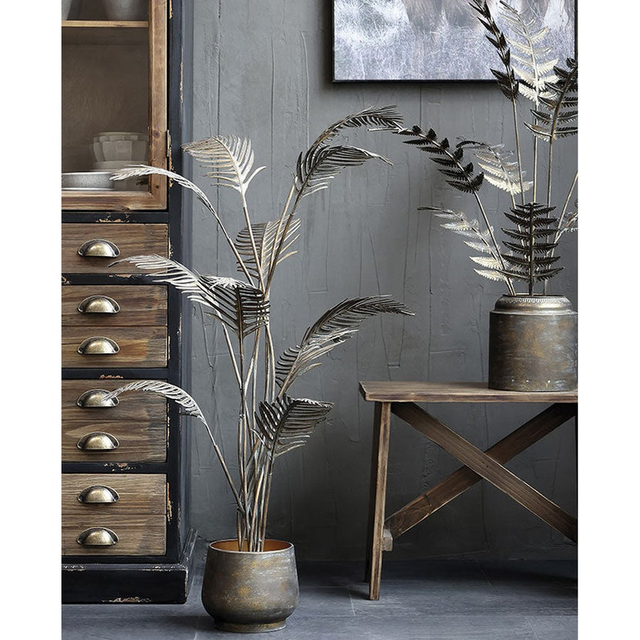 Antikolt felületű, sárgaréz színű fémből készült, kentia pálma dekoráció fém kaspóban.