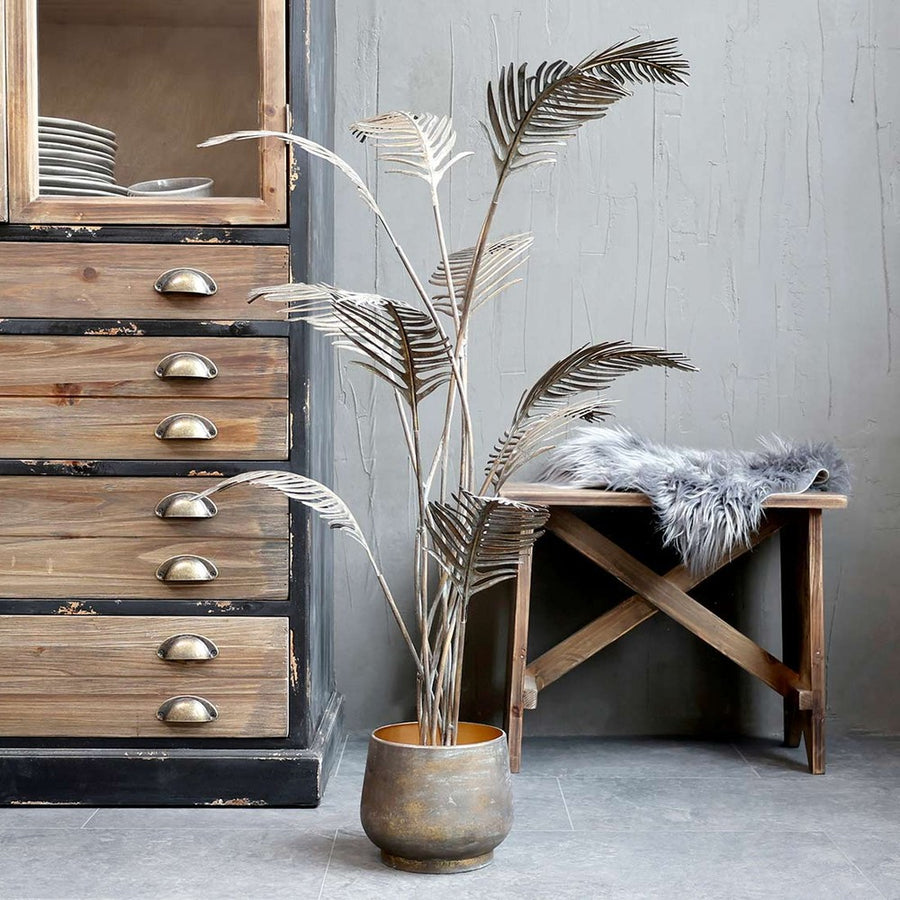 Antikolt felületű, sárgaréz színű fémből készült, kentia pálma dekoráció fém kaspóban.