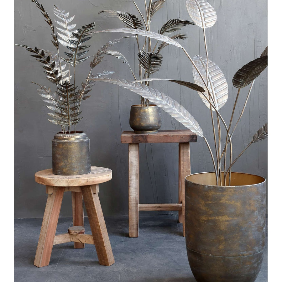 Antikolt felületű, sárgaréz színű fémből készült, kentia pálma dekoráció fém kaspóban.