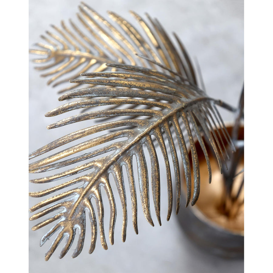 Antikolt felületű, sárgaréz színű fémből készült, kentia pálma dekoráció fém kaspóban.