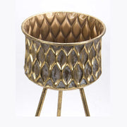 Kortárs, modern stílusú, antik arany színű, 30 cm átmérőjű és 66 cm magas, dombormintával díszített fém virágtartó.