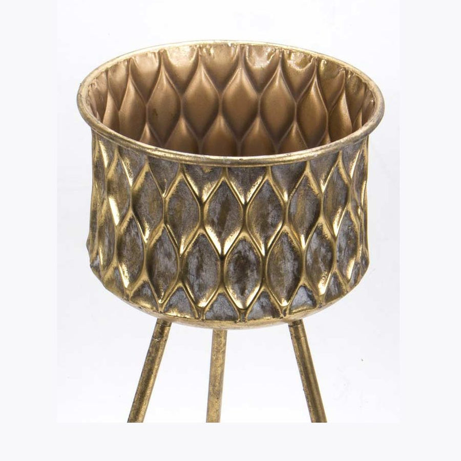 Kortárs, modern stílusú, antik arany színű, 30 cm átmérőjű és 66 cm magas, dombormintával díszített fém virágtartó.