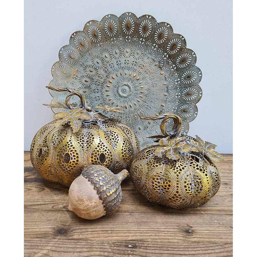 Antikolt arany színű, áttört fémcsipkéből készült fém töklámpások, antik fa asztalon, fa makkal , nagy óriás fém tálcával