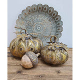 Antikolt arany színű, áttört fémcsipkéből készült fém töklámpások, antik fa asztalon, fa makkal , nagy óriás fém tálcával