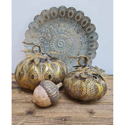 Antikolt arany színű, áttört fémcsipkéből készült fém töklámpások, antik fa asztalon, fa makkal , nagy óriás fém tálcával