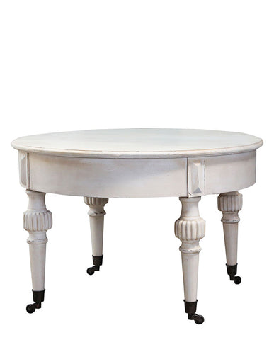 Shabby Chic stílusú, fenyőfából készült, kerekes lábú kerek kávézóasztal.