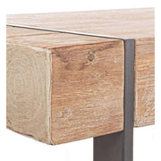 Skandináv stílusú, fenyőfából és fémből készült bárasztal asztallap részlete.