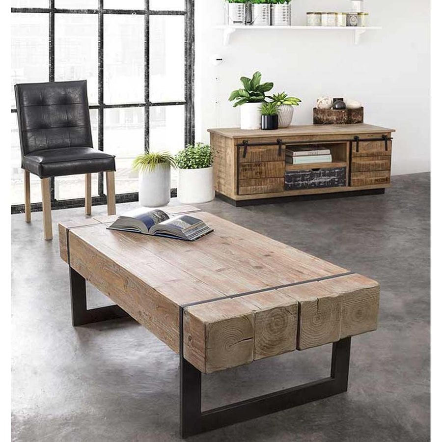 Skandináv stílusú nappali, előtérben a Garrett dohányzóasztallal.