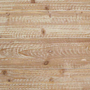 Skandináv stílusú, fenyőfából és fémből készült dohányzóasztal asztallap részlete.