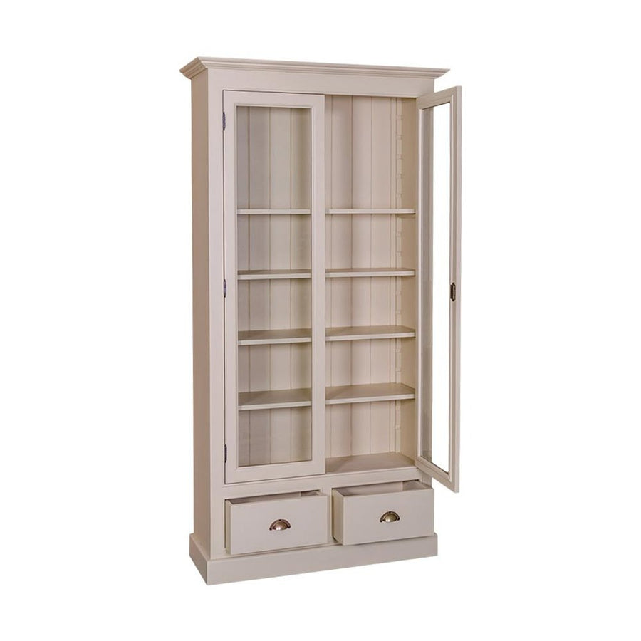 Tömör fenyőfából készült, 109 cm hosszú és 210 cm magas, kétfiókos, kétajtós zárható vitrin-könyvszekrény