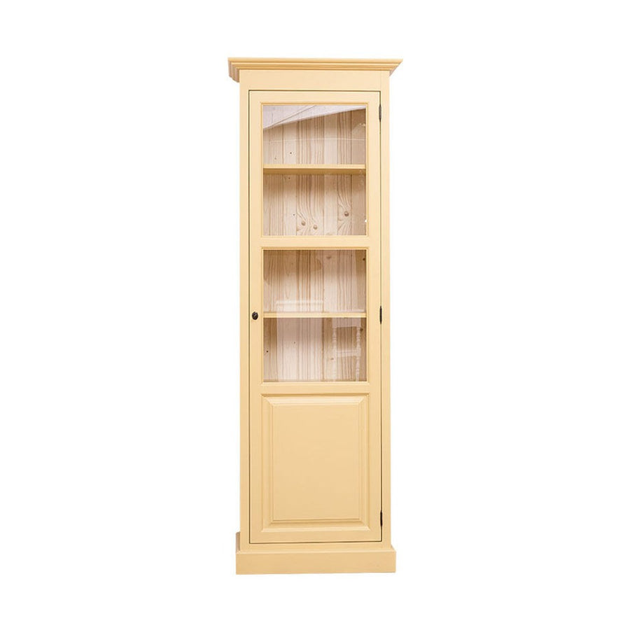 Tömör fenyőfából készült, 75 cm hosszú és 220 cm magas, három oldalról üvegezett, egyajtós zárható vitrin-könyvszekrény