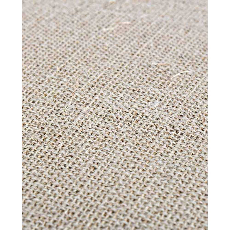 Provanszi stílusú, mangófából készült kézműves fotel natúr színű kárpitozásának képe..