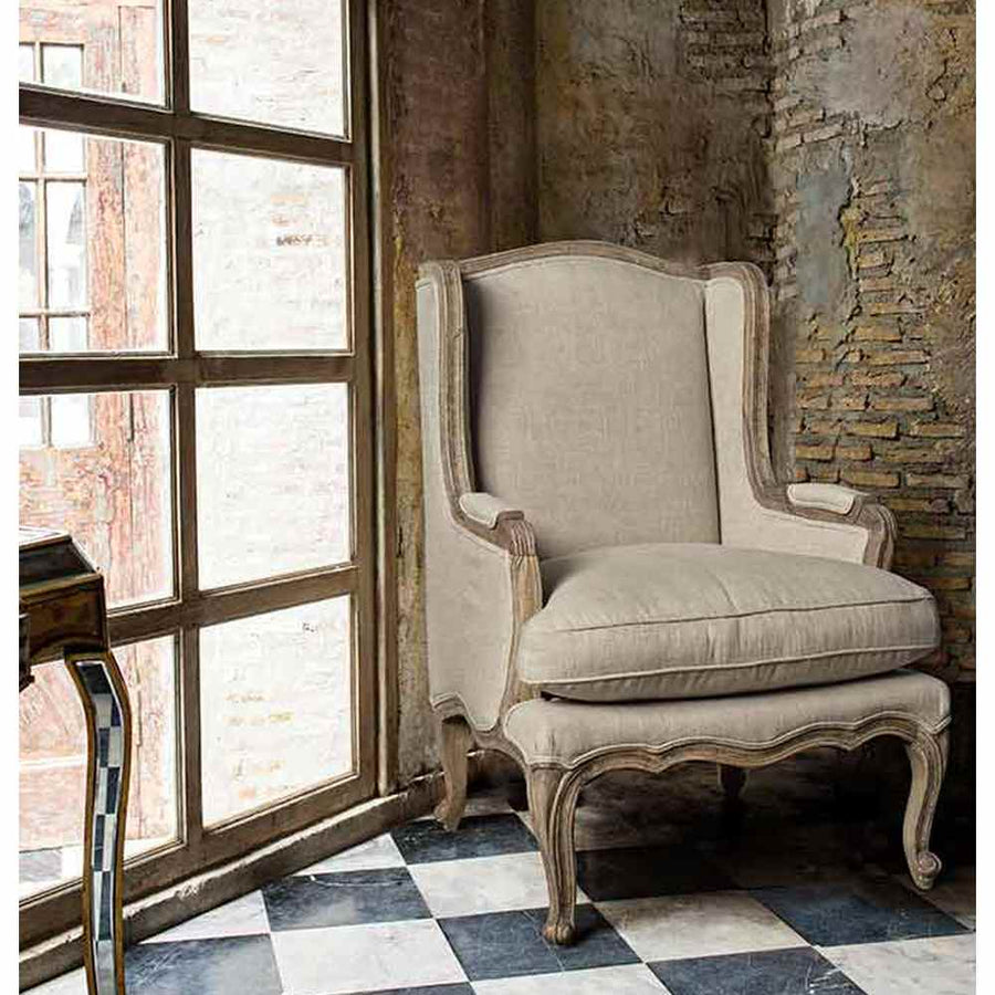 Loft stílusú szobabelsőben, ablak mellett álló mangófa fotel.