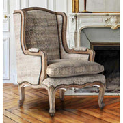 Parkettás nappaliban, díszes kandalló előtt álló koloniál stílusú fülesfotel.