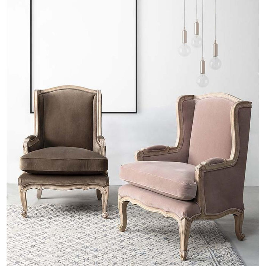 Letisztult modern nappaliban álló kolonial füles fotelek.