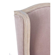 Koloniál stílusú, újrahasznosított mangófából készült púderrózsaszín fülesfotel háttámla része.