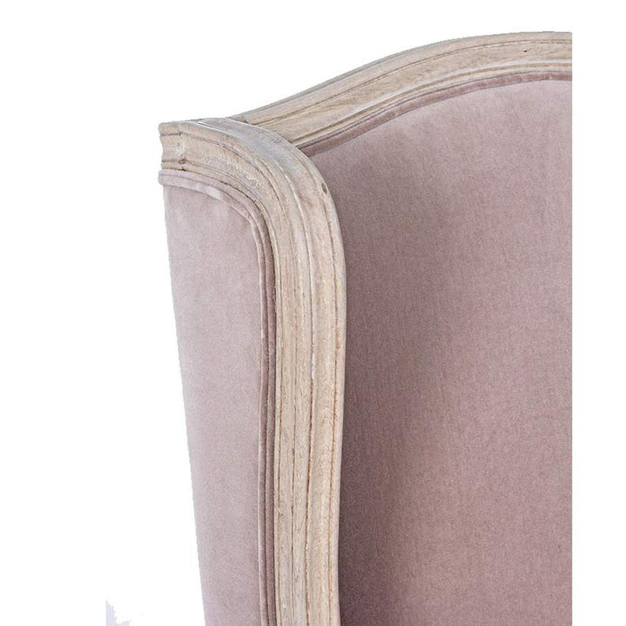 Koloniál stílusú, újrahasznosított mangófából készült púderrózsaszín fülesfotel háttámla része.
