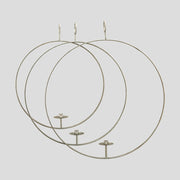 Modern, skandináv stílusú, óriás méretű, antikolt felületű, ezüst színű, fémből készült, függeszthető gyertyatartó karika.