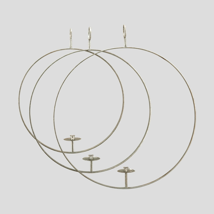 Modern, skandináv stílusú, óriás méretű, antikolt felületű, ezüst színű, fémből készült, függeszthető gyertyatartó karika.