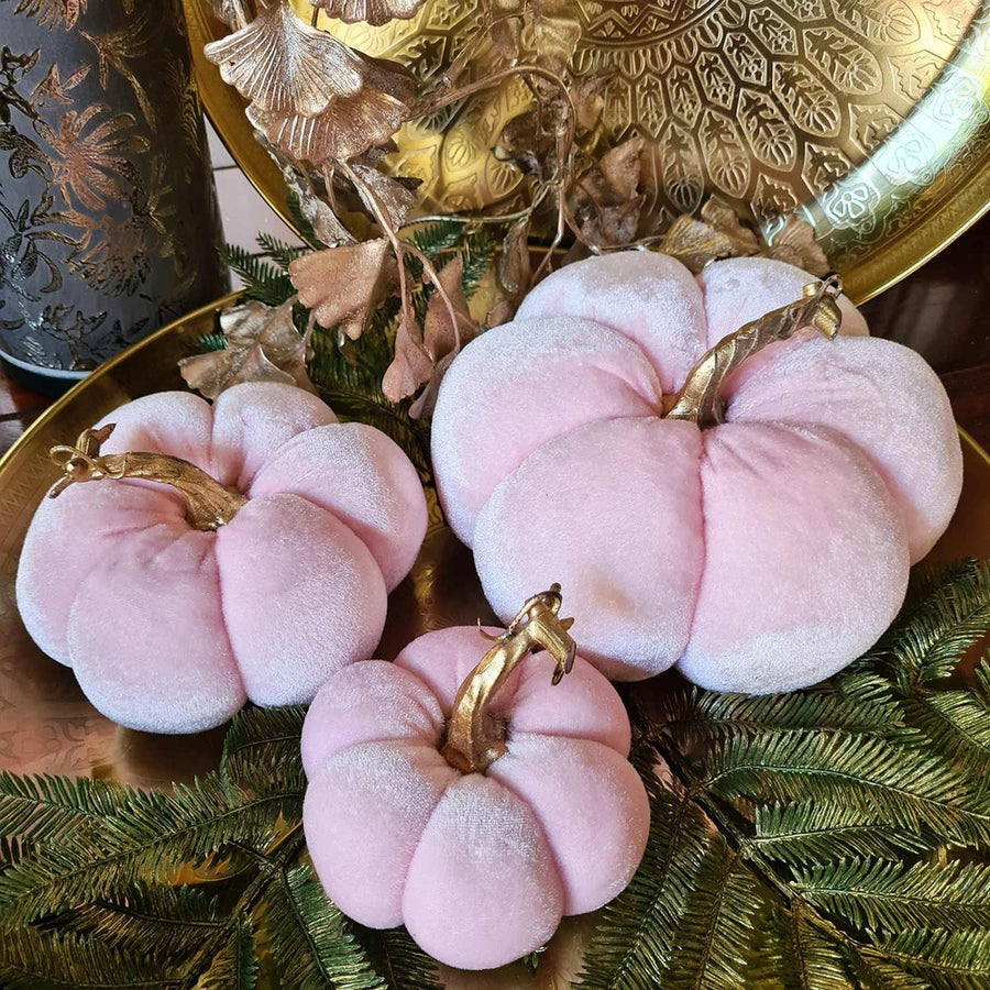 Pink színű bársonyból készült dekorációs dísztök arany tálcán.