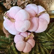 Pink színű bársonyból készült dekorációs dísztök arany tálcán.