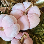 Pink színű bársonyból készült dekorációs dísztök arany tálcán.