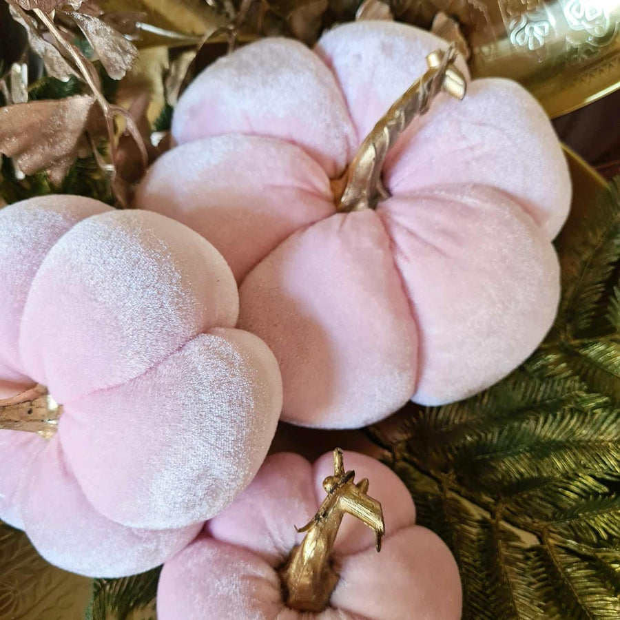 Pink színű bársonyból készült dekorációs dísztök arany tálcán.