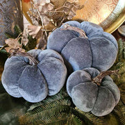 Szürkéskék színű bársonyból készült dekorációs dísztök, arany színű tálcán.