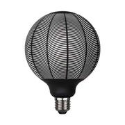 Graphic Pine dekorációs izzó. Meleg fehér fényű LED dekorációs izzó, opálos üveggel és matt fekete színű grafikai mintával