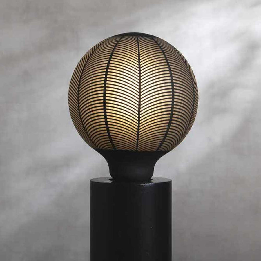 Graphic Pine dekorációs izzó. Meleg fehér fényű LED dekorációs izzó, opálos üveggel és matt fekete színű grafikai mintával