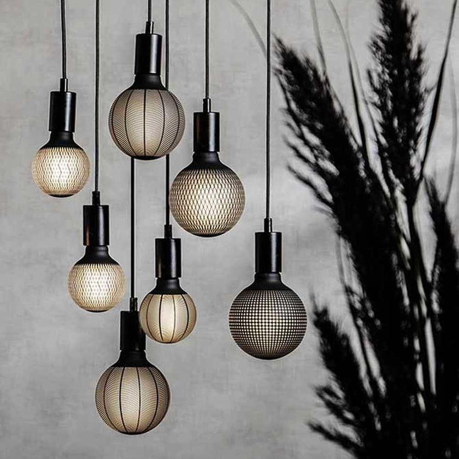 Graphic Pine dekorációs izzó. Meleg fehér fényű LED dekorációs izzó, opálos üveggel és matt fekete színű grafikai mintával