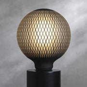 Graohic Diamond dekorációs izzó. Meleg fehér fényű LED dekorációs izzó, opálos üveggel és matt fekete színű grafikai mintával