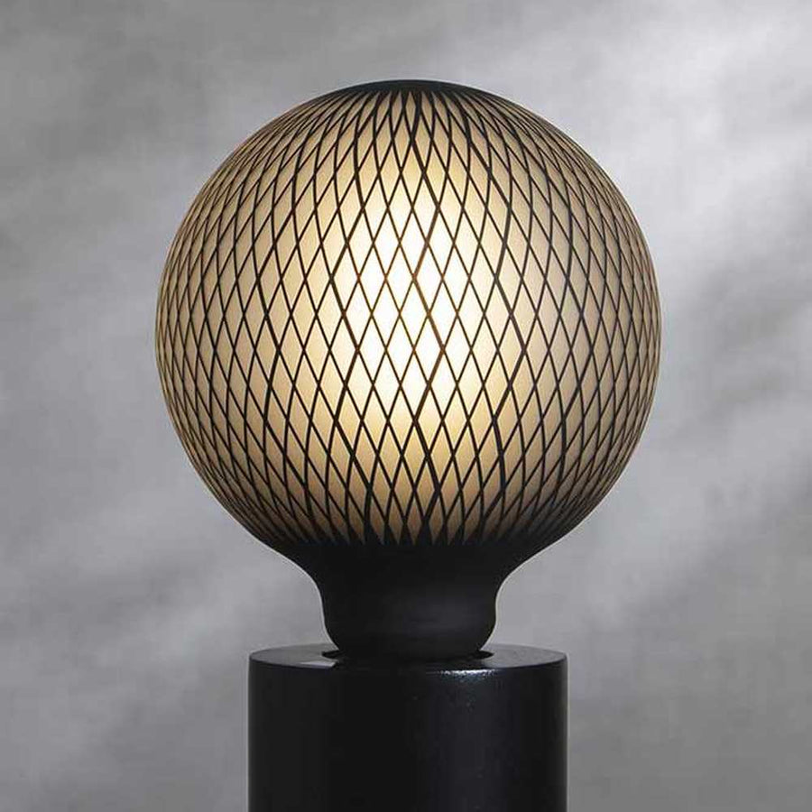 Graohic Diamond dekorációs izzó. Meleg fehér fényű LED dekorációs izzó, opálos üveggel és matt fekete színű grafikai mintával