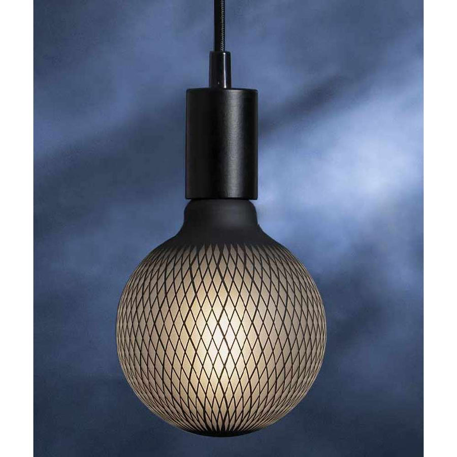 Graohic Diamond dekorációs izzó. Meleg fehér fényű LED dekorációs izzó, opálos üveggel és matt fekete színű grafikai mintával