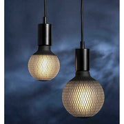 Graohic Diamond dekorációs izzó. Meleg fehér fényű LED dekorációs izzó, opálos üveggel és matt fekete színű grafikai mintával