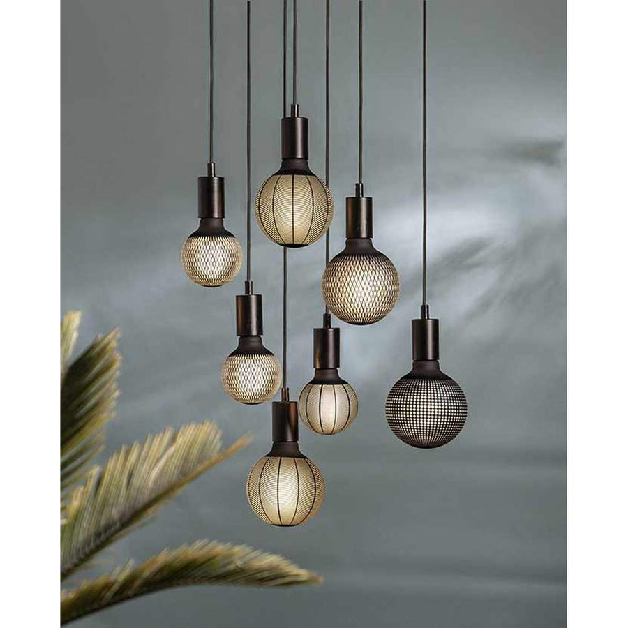 Graphic Dot dekorációs izzó. Meleg fehér fényű LED dekorációs izzó, opálos üveggel és matt fekete színű grafikai mintával