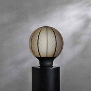 A GRAPHIC dekor izzók jellegzetessége az opálos üvegfelületeiket díszítő, matt fekete színű dekoratív grafikai minták alkalmazása