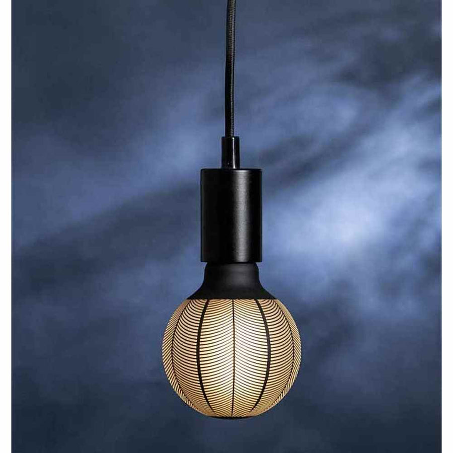 A GRAPHIC dekor izzók jellegzetessége az opálos üvegfelületeiket díszítő, matt fekete színű dekoratív grafikai minták alkalmazása