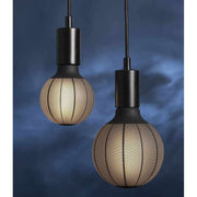 A GRAPHIC dekor izzók jellegzetessége az opálos üvegfelületeiket díszítő, matt fekete színű dekoratív grafikai minták alkalmazása